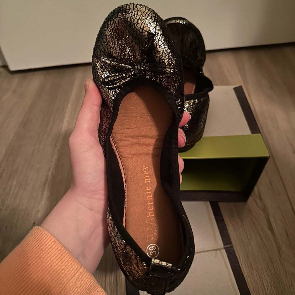 Bernie Mev Curlies Bow Pewter Metallic Flat Shoes Size 39 New In Box